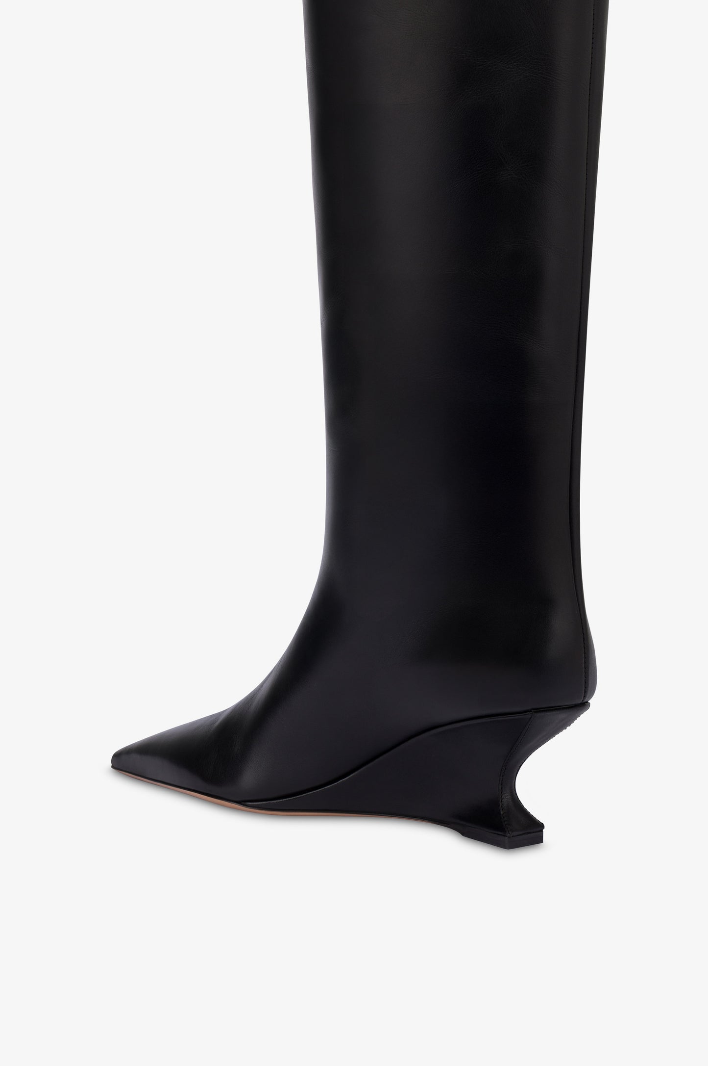 Boots in black calf leather.
