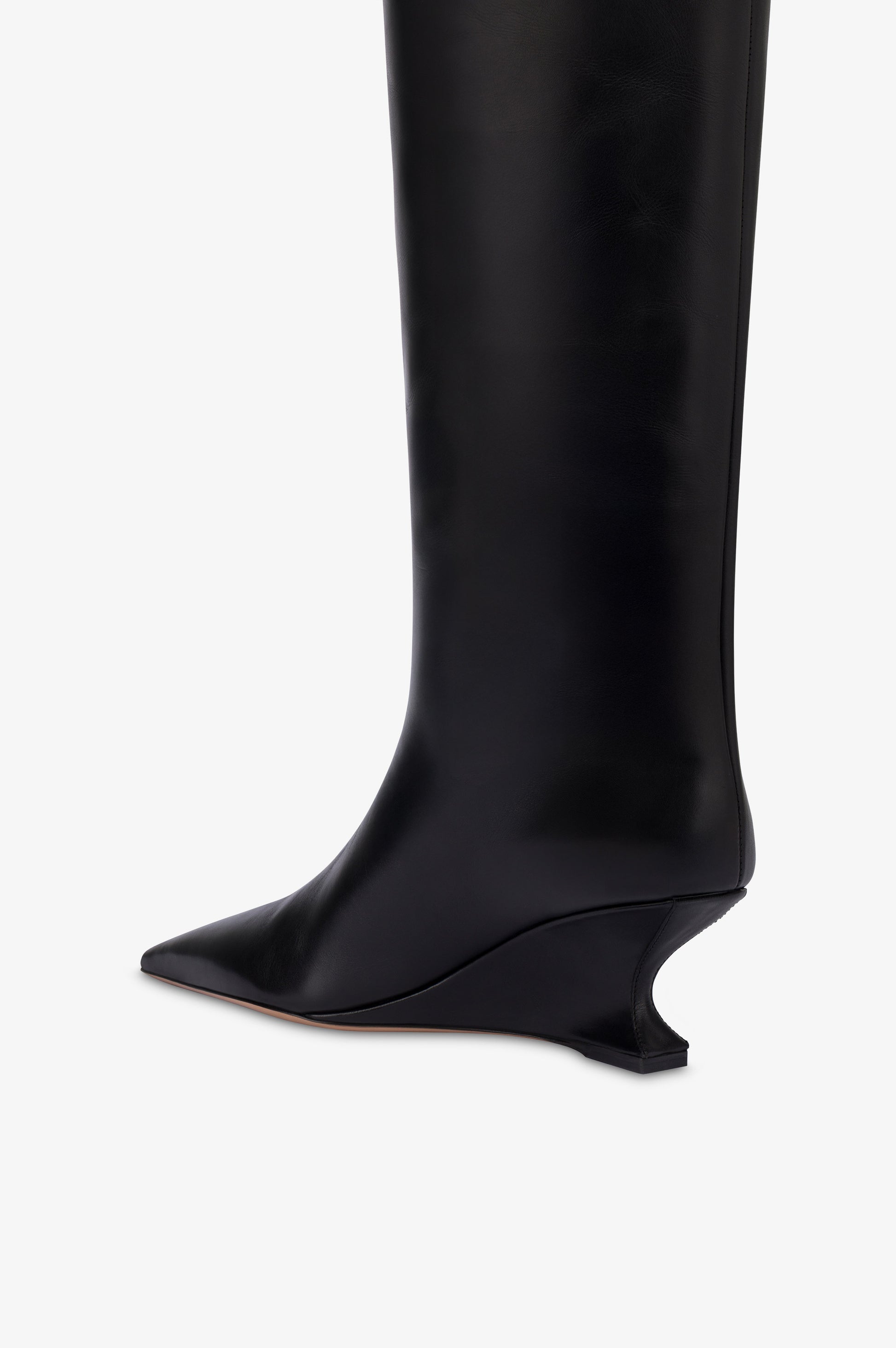 Boots in black calf leather.