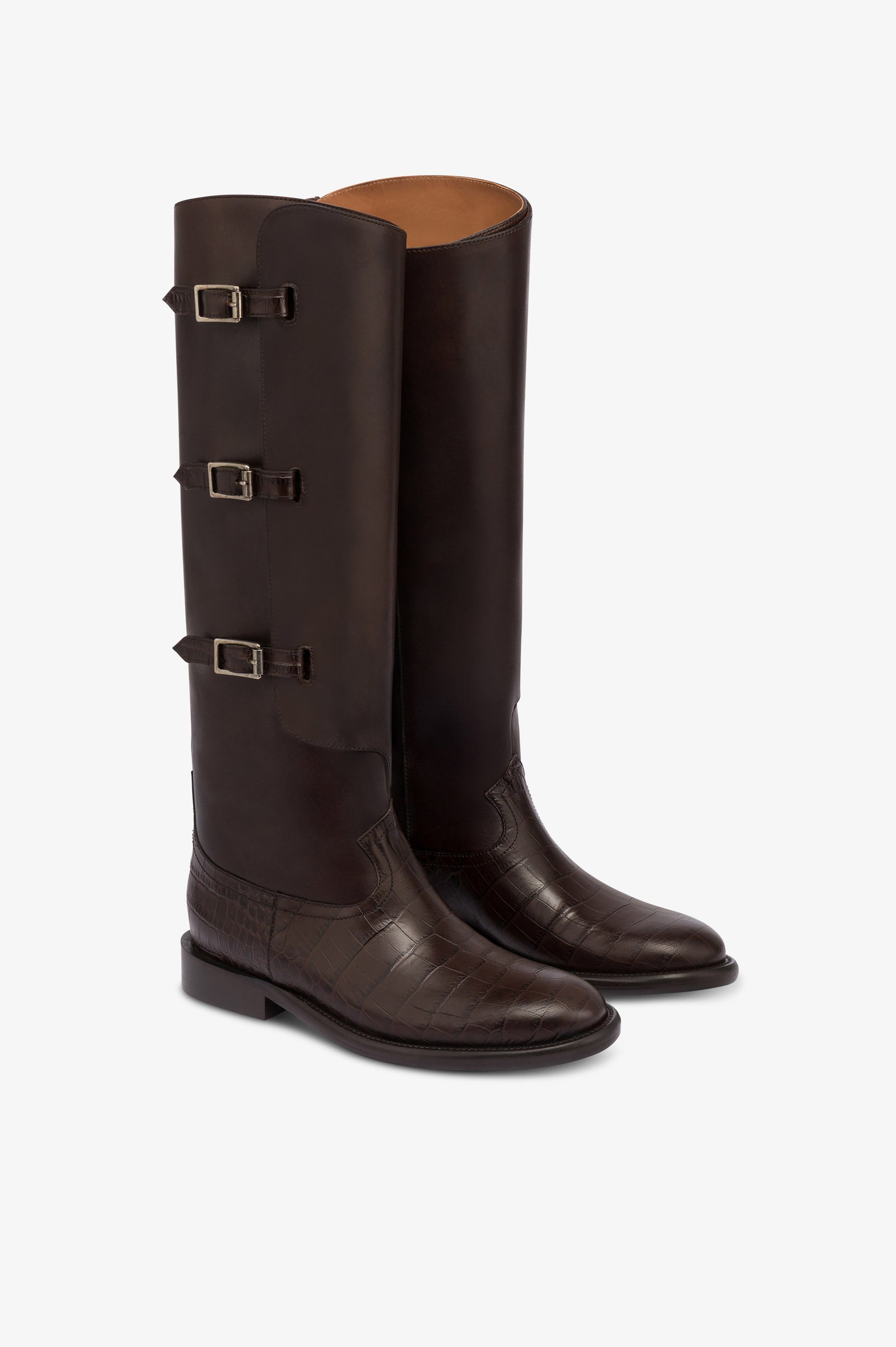 Stiefel aus ebenholzfarbenem Kalbsleder mit Details mit Kroko-Pragung