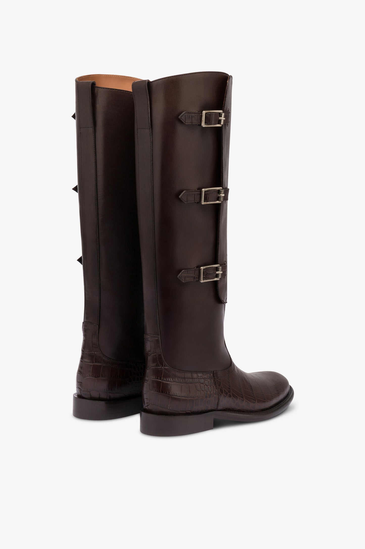 Stiefel aus ebenholzfarbenem Kalbsleder mit Details mit Kroko-Pragung