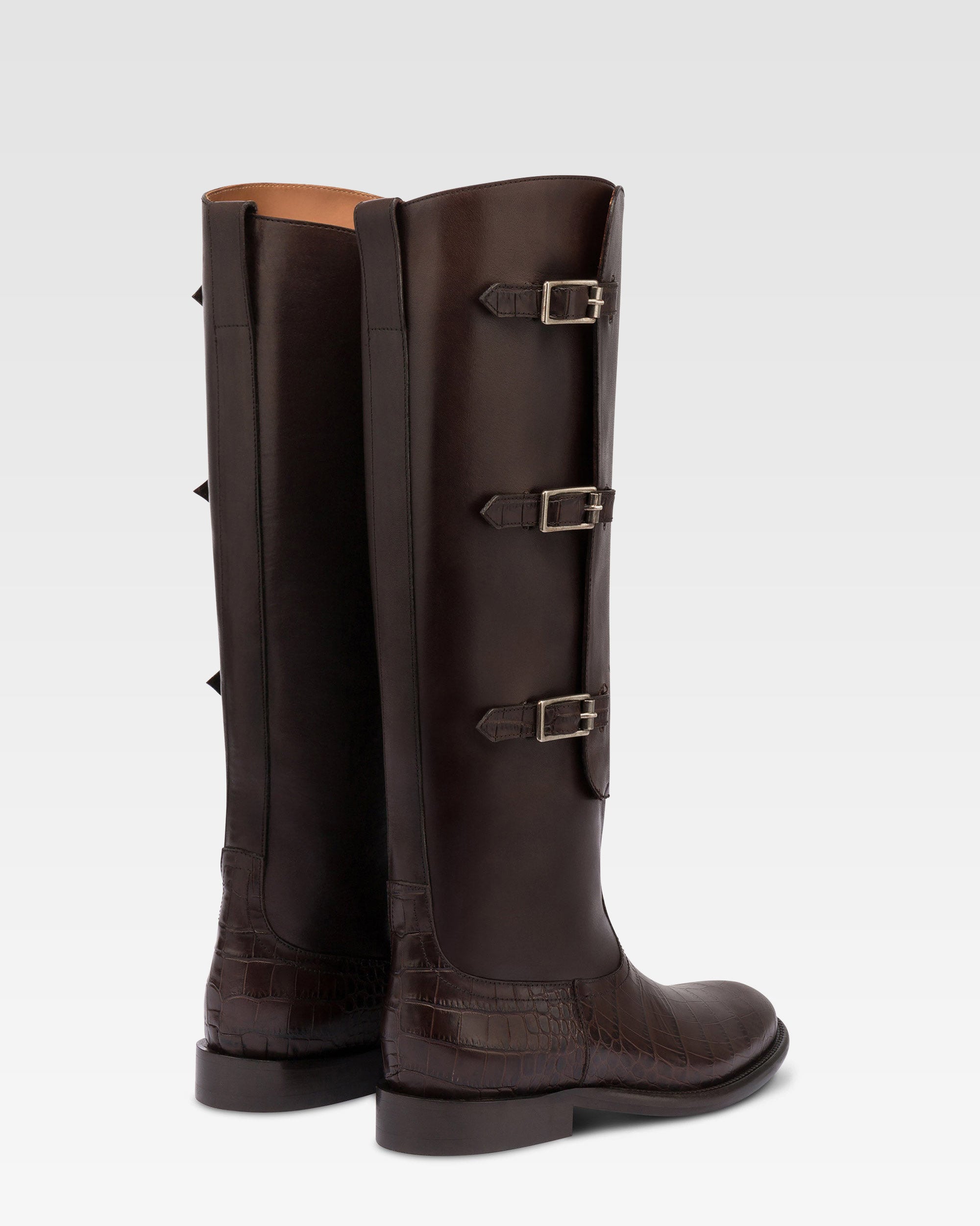 Stiefel aus ebenholzfarbenem Kalbsleder mit Details mit Kroko-Pragung