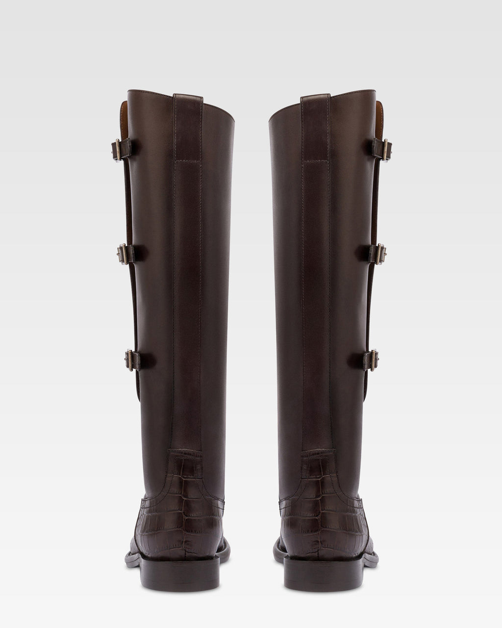 Stiefel aus ebenholzfarbenem Kalbsleder mit Details mit Kroko-Pragung