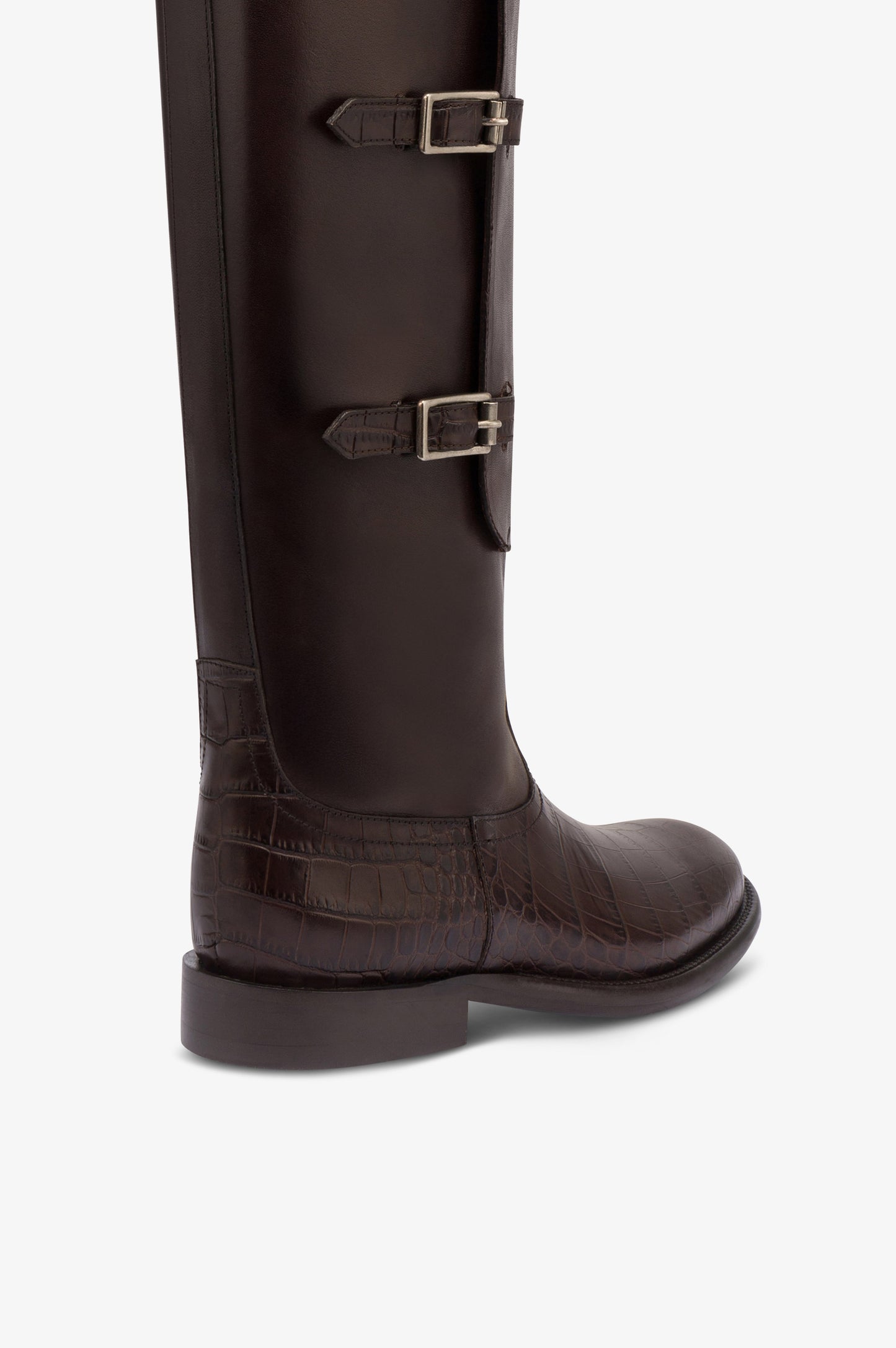 Stiefel aus ebenholzfarbenem Kalbsleder mit Details mit Kroko-Pragung