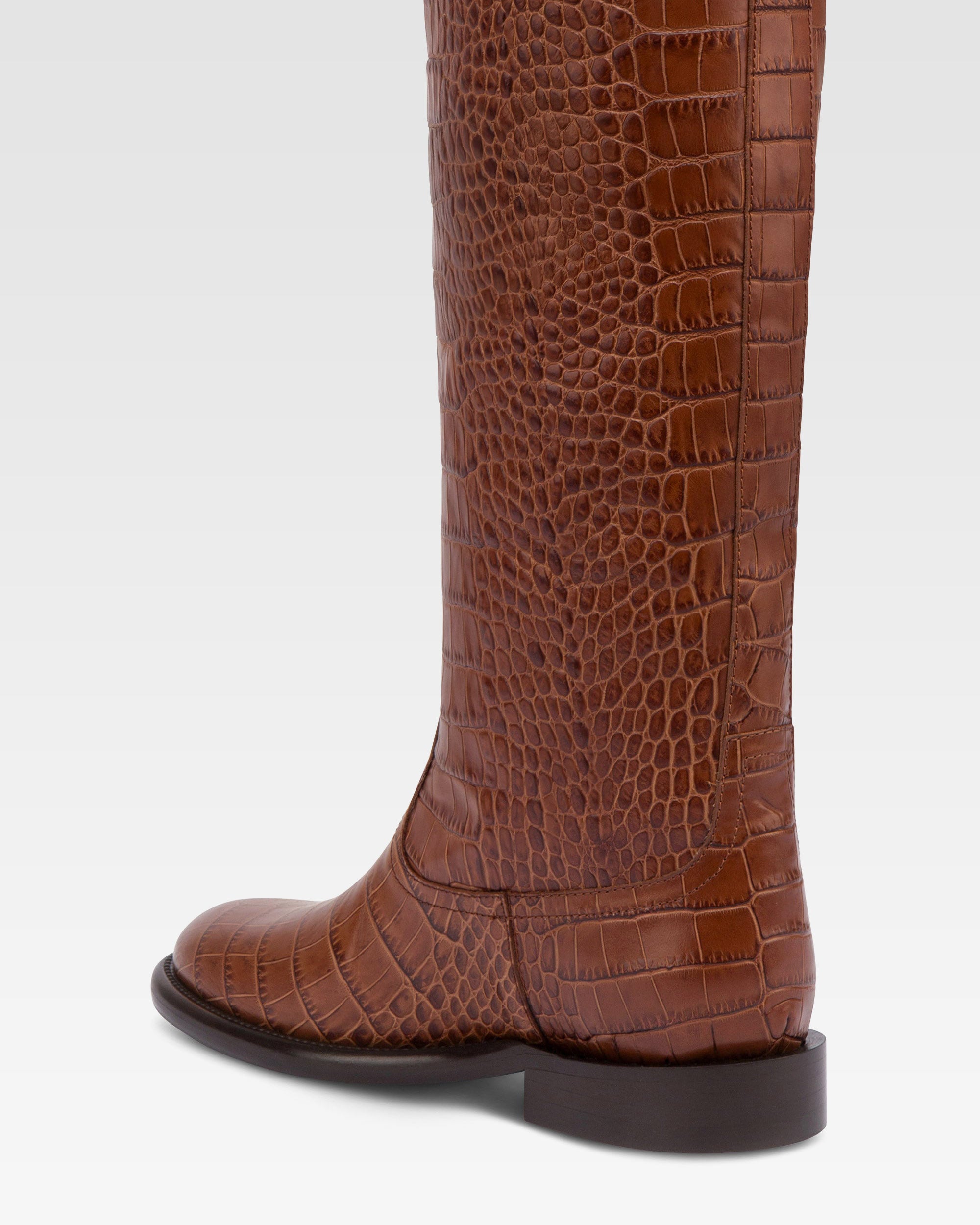 Botas en piel color chocolate con estampado de cocodrilo