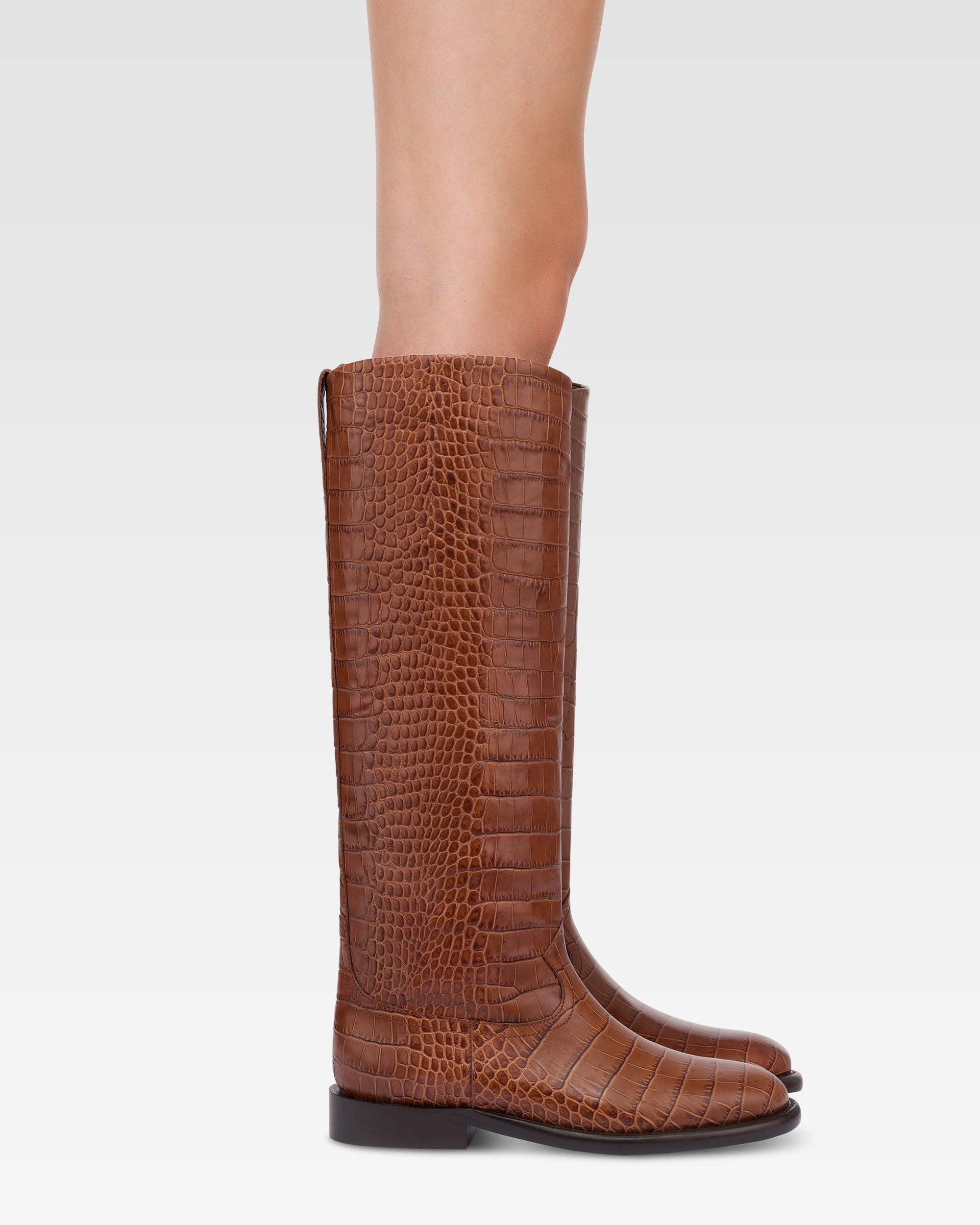 Botas en piel color chocolate con estampado de cocodrilo