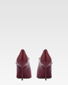 Pumps in rouge noir patent leather