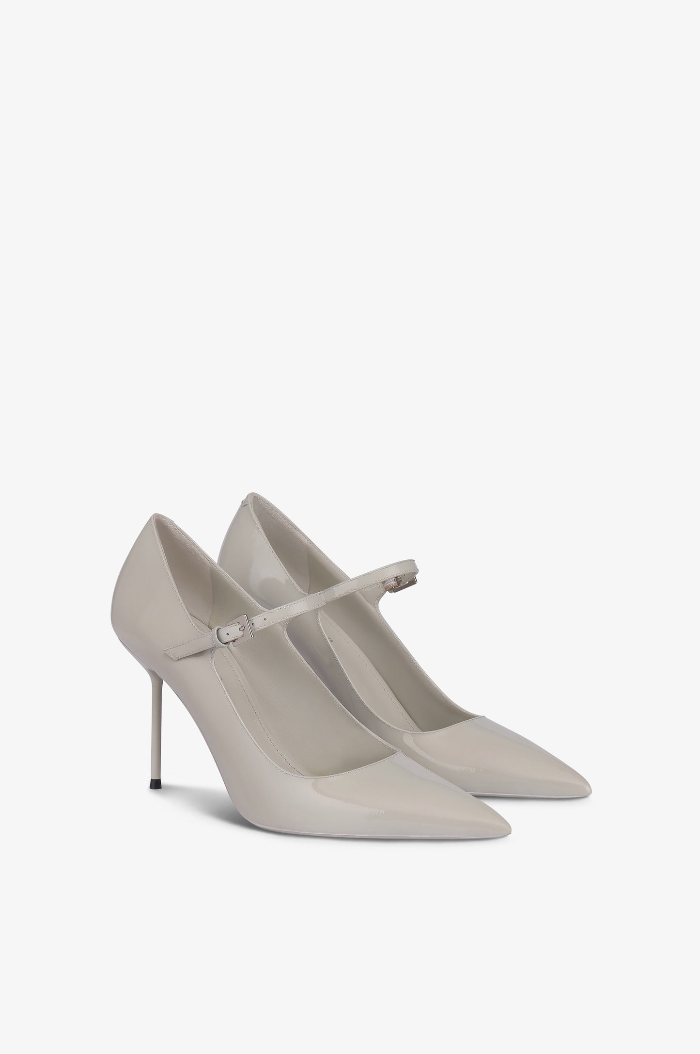 Pumps in grey patent leather