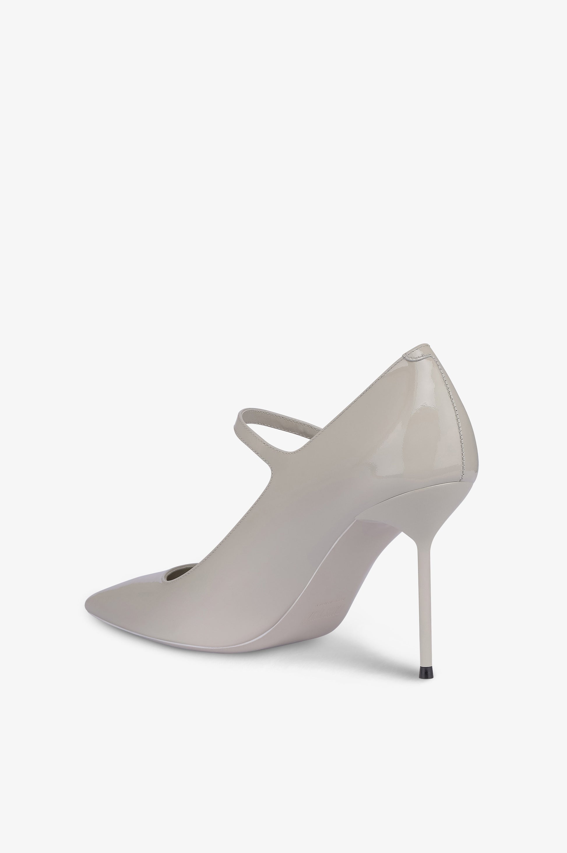Pumps in grey patent leather