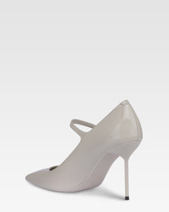 Pumps in grey patent leather