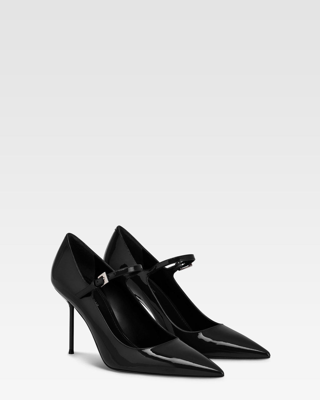 Pumps in black patent leather
