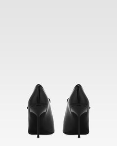 Pumps in black patent leather