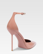 Pumps mit Knochelriemen aus Lackleder in dunklem Phard