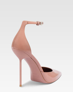 Pumps mit Knochelriemen aus Lackleder in dunklem Phard