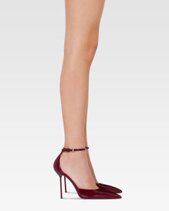 Pumps mit Knochelriemen aus Lackleder in Rouge Noir