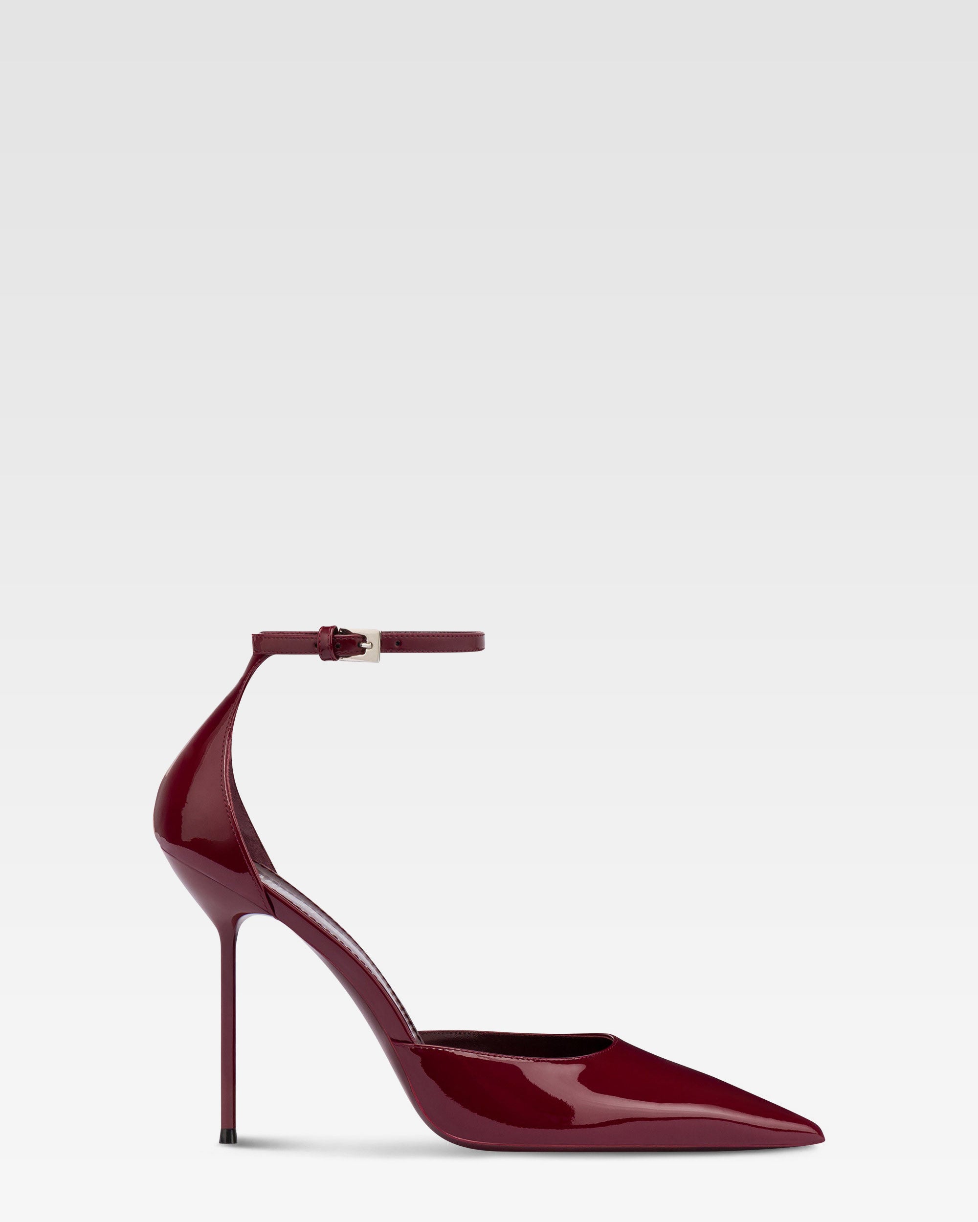 Pumps mit Knochelriemen aus Lackleder in Rouge Noir