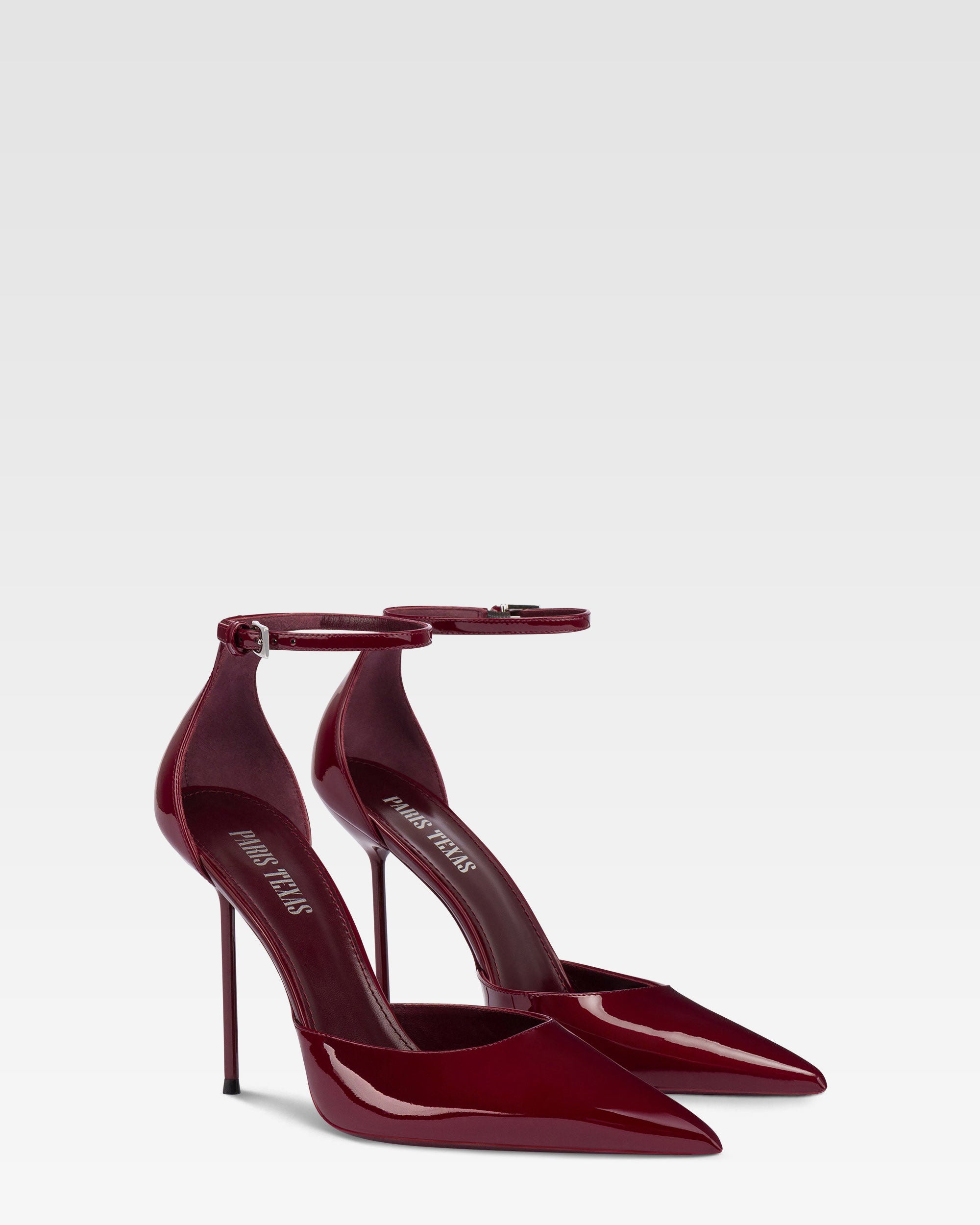 Pumps mit Knochelriemen aus Lackleder in Rouge Noir