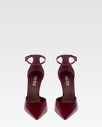 Pumps mit Knochelriemen aus Lackleder in Rouge Noir
