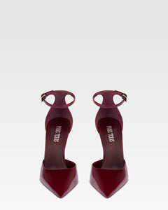 Pumps mit Knochelriemen aus Lackleder in Rouge Noir