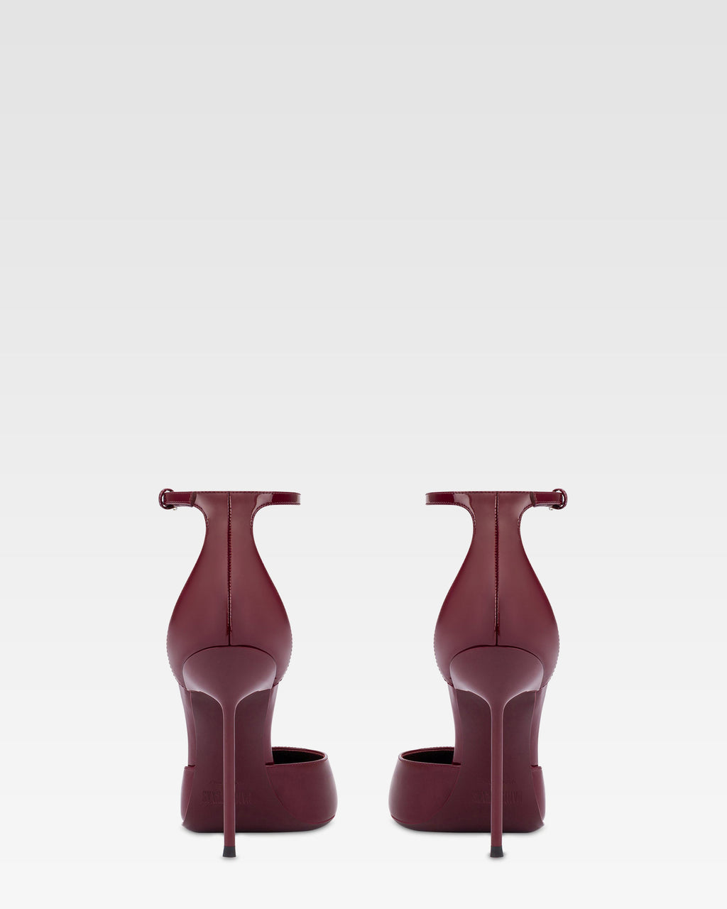 Pumps mit Knochelriemen aus Lackleder in Rouge Noir