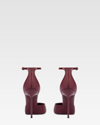 Pumps mit Knochelriemen aus Lackleder in Rouge Noir