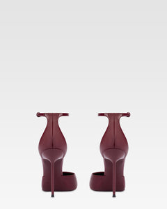 Pumps mit Knochelriemen aus Lackleder in Rouge Noir