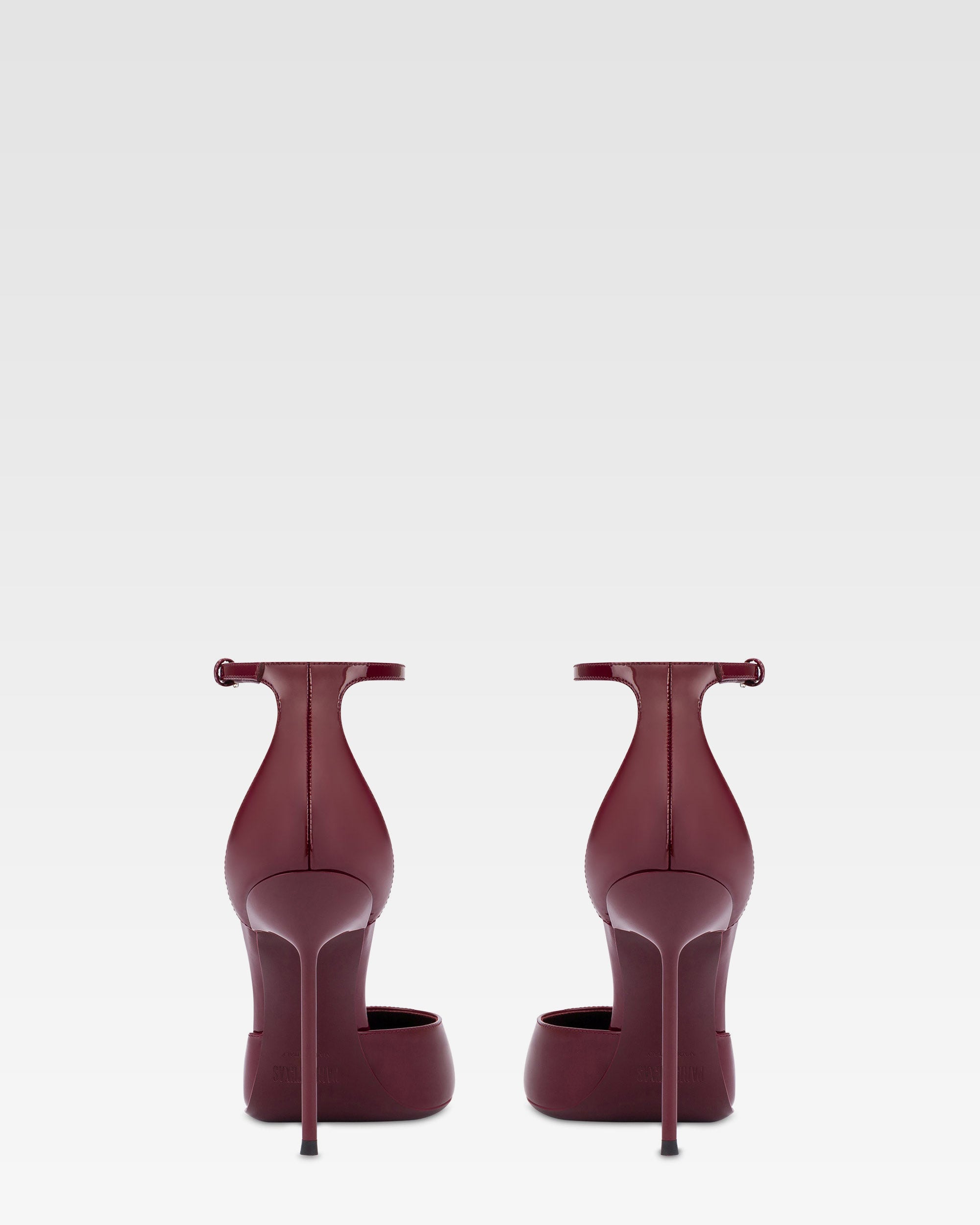 Pumps mit Knochelriemen aus Lackleder in Rouge Noir