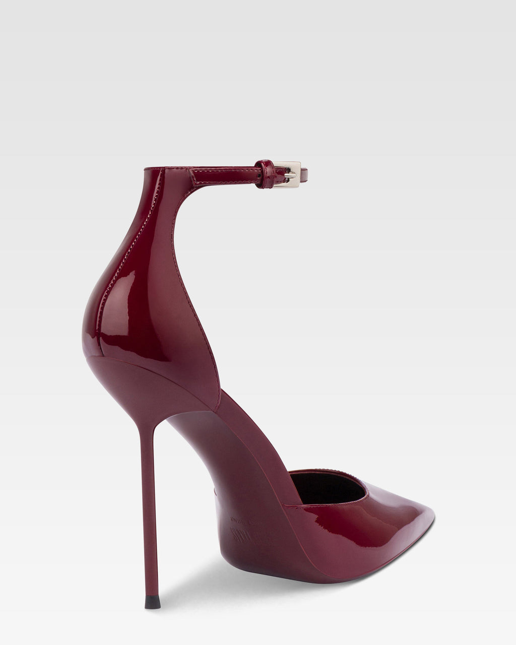 Pumps mit Knochelriemen aus Lackleder in Rouge Noir