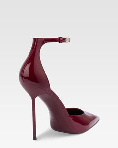 Pumps mit Knochelriemen aus Lackleder in Rouge Noir