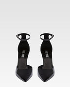 Zapatos de tacon con tira al tobillo en charol negro