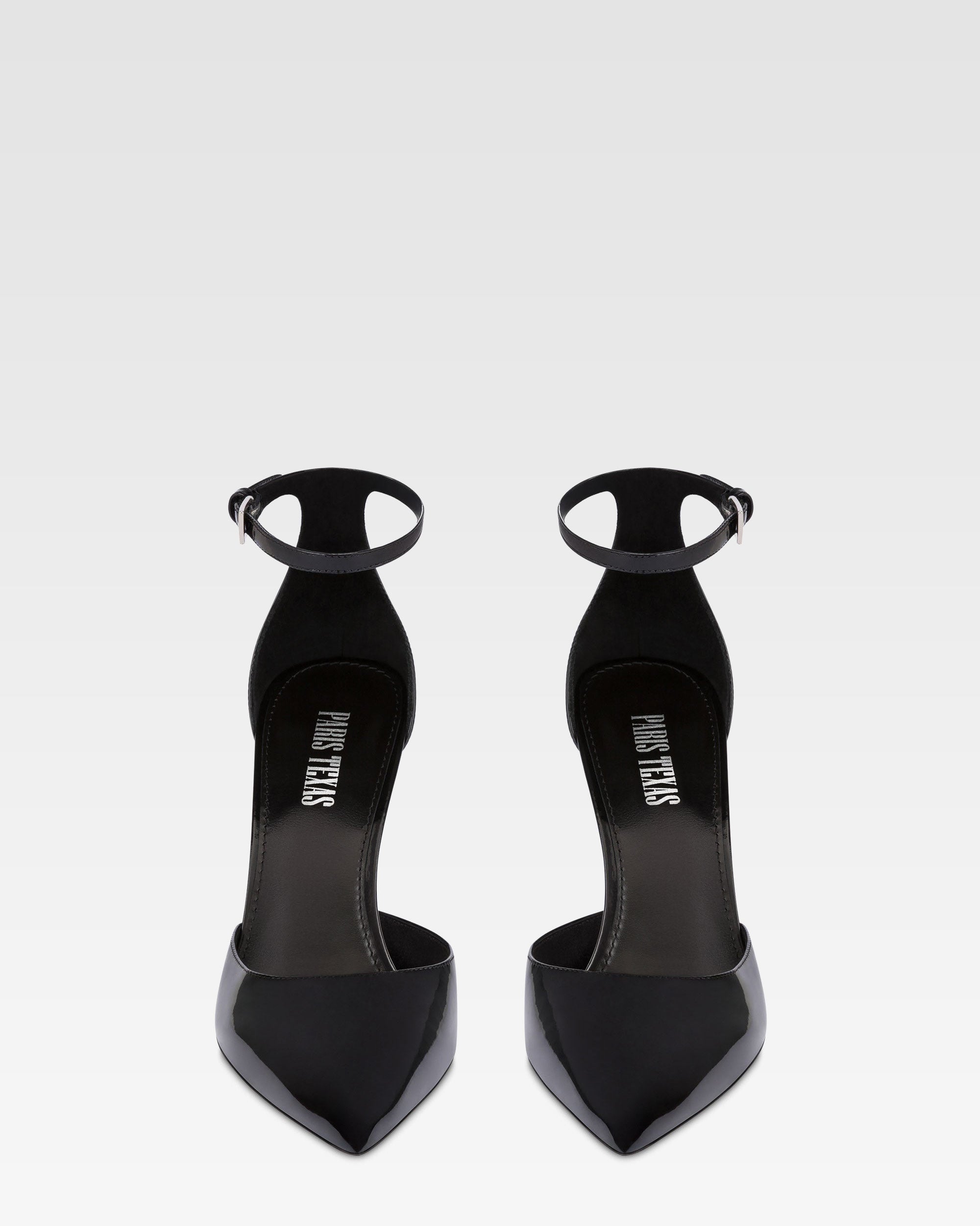 Pumps mit Knochelriemen aus schwarzem Lackleder