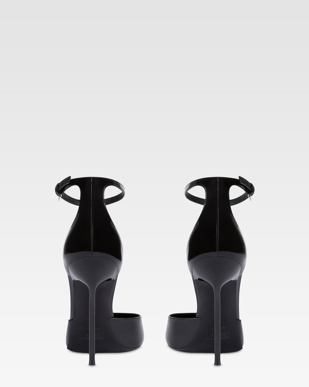 Zapatos de tacon con tira al tobillo en charol negro