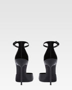 Zapatos de tacon con tira al tobillo en charol negro