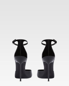 Zapatos de tacon con tira al tobillo en charol negro