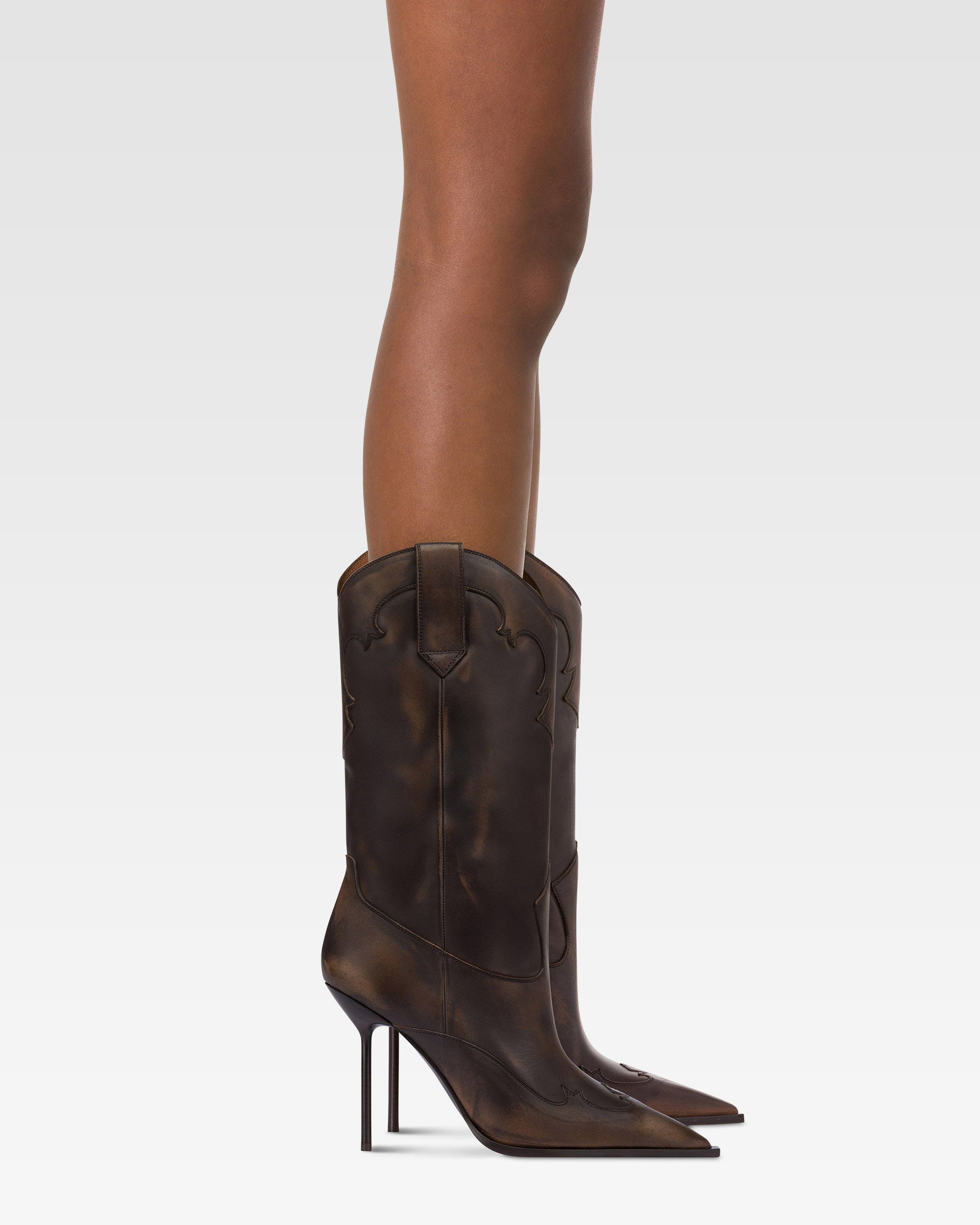 Botas de piel cepillada de color ebano.