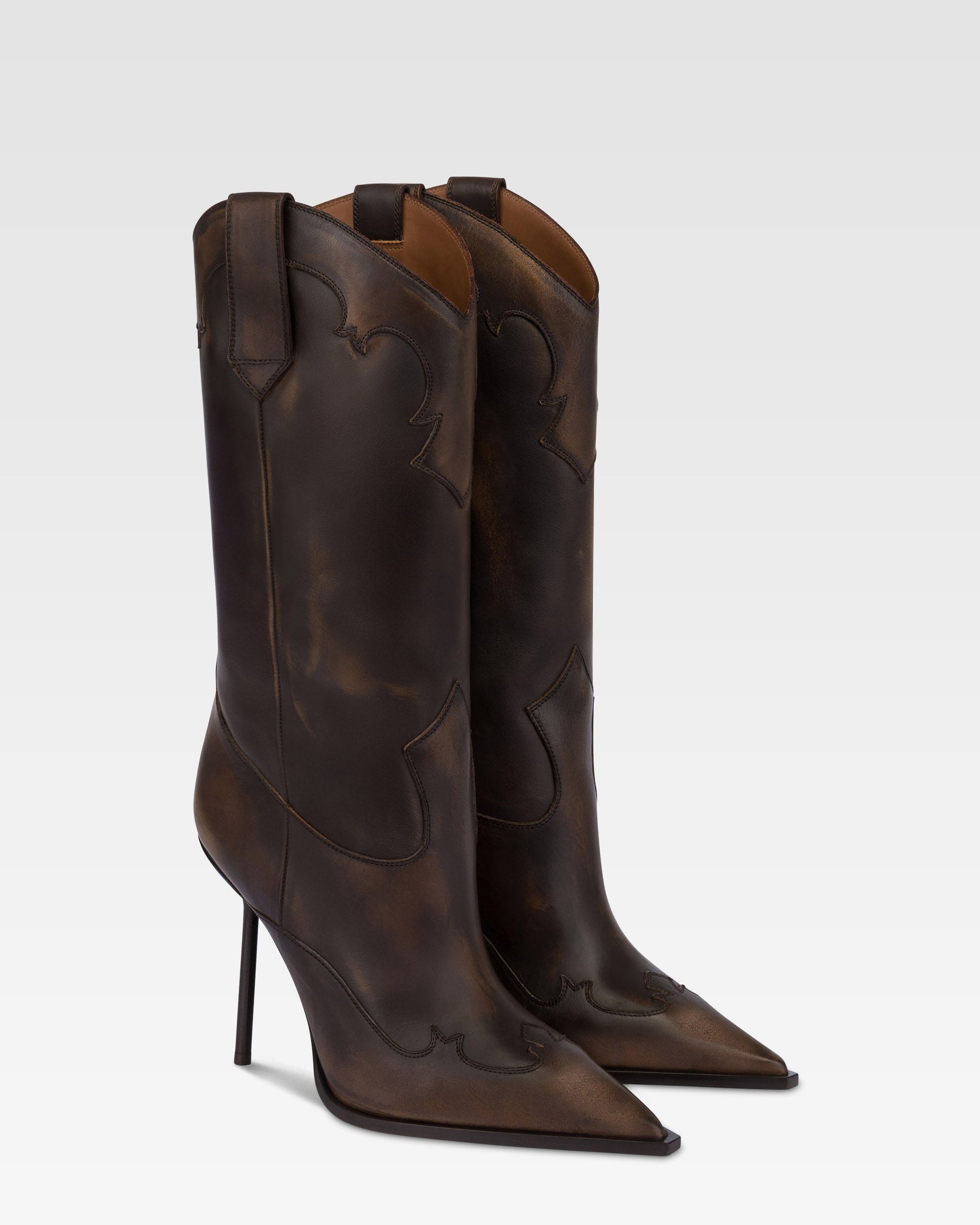 Botas de piel cepillada de color ebano.