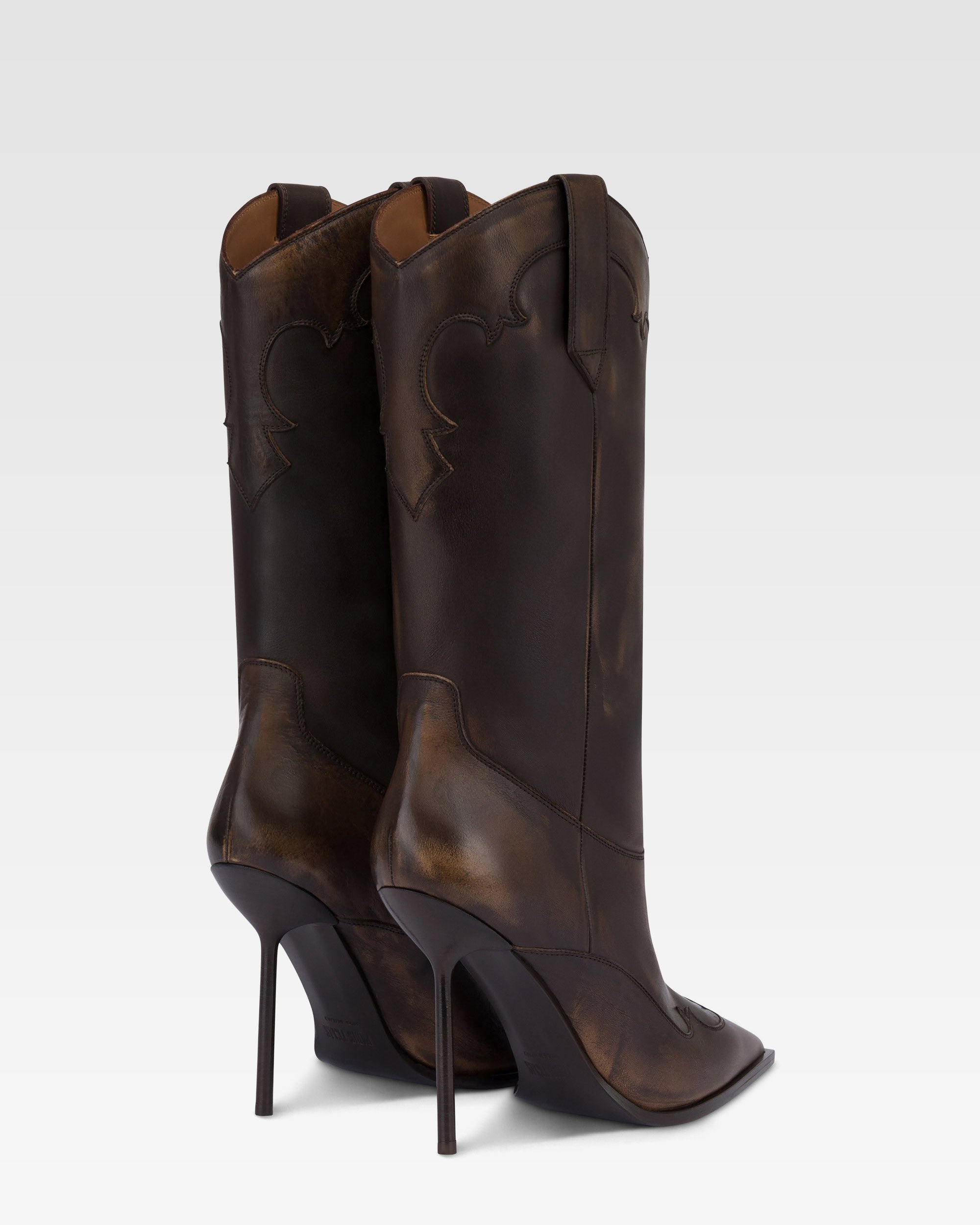 Botas de piel cepillada de color ebano.