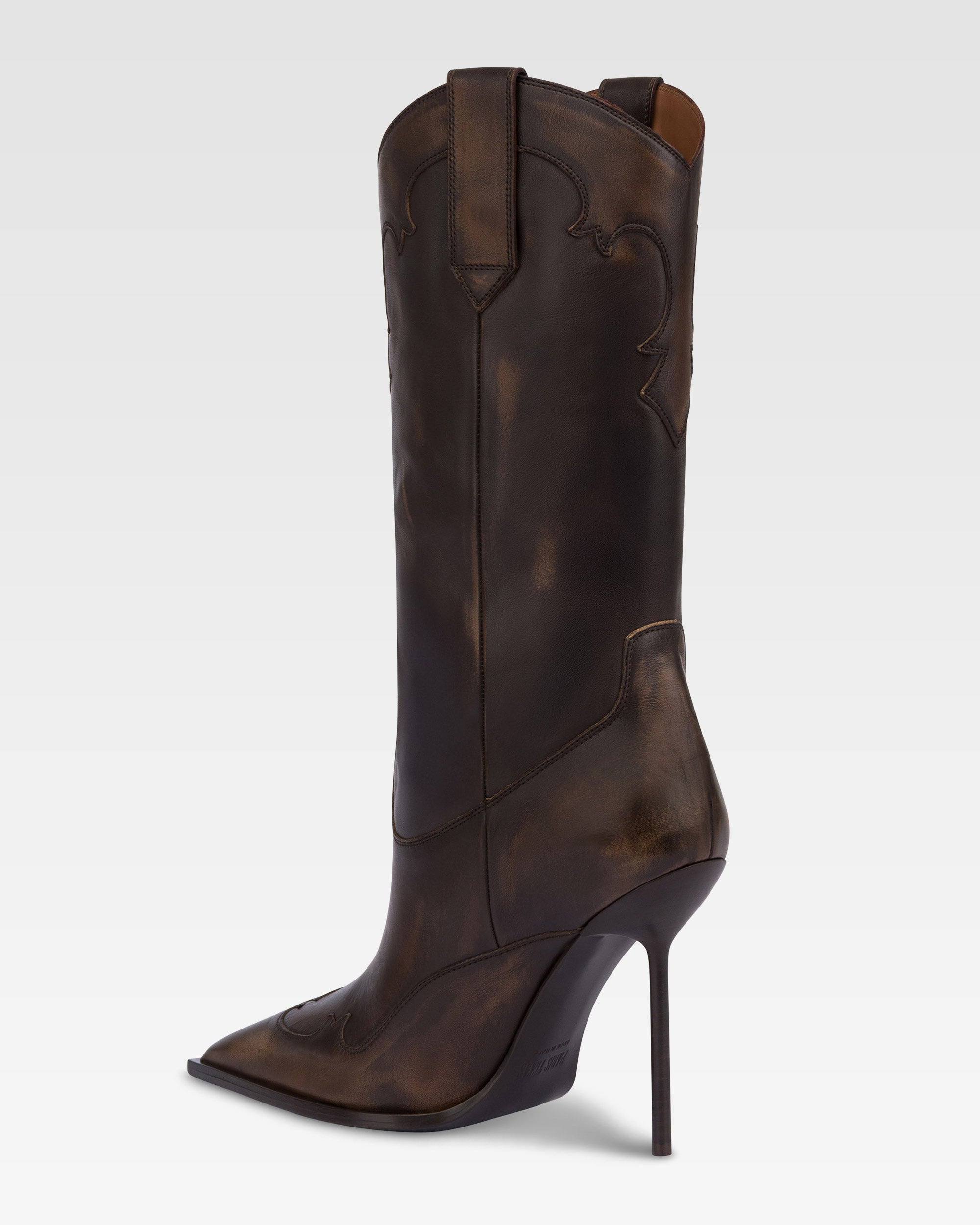 Botas de piel cepillada de color ebano.