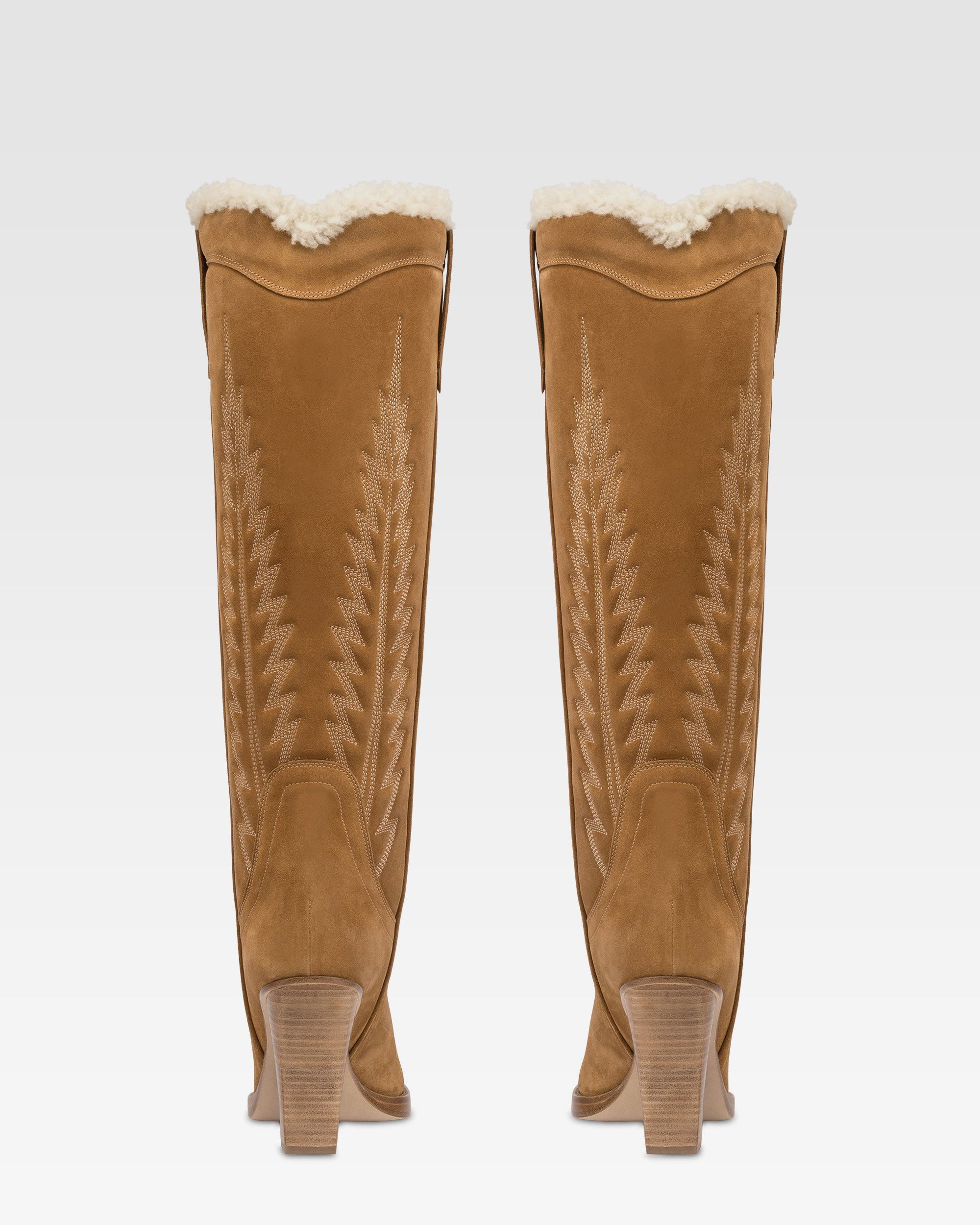 Botas tejanas de piel de ante de becerro de color beis.