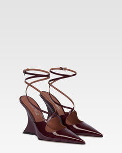 Zapatos de tacon con correa tobillera de charol de color <<rouge noir>>.