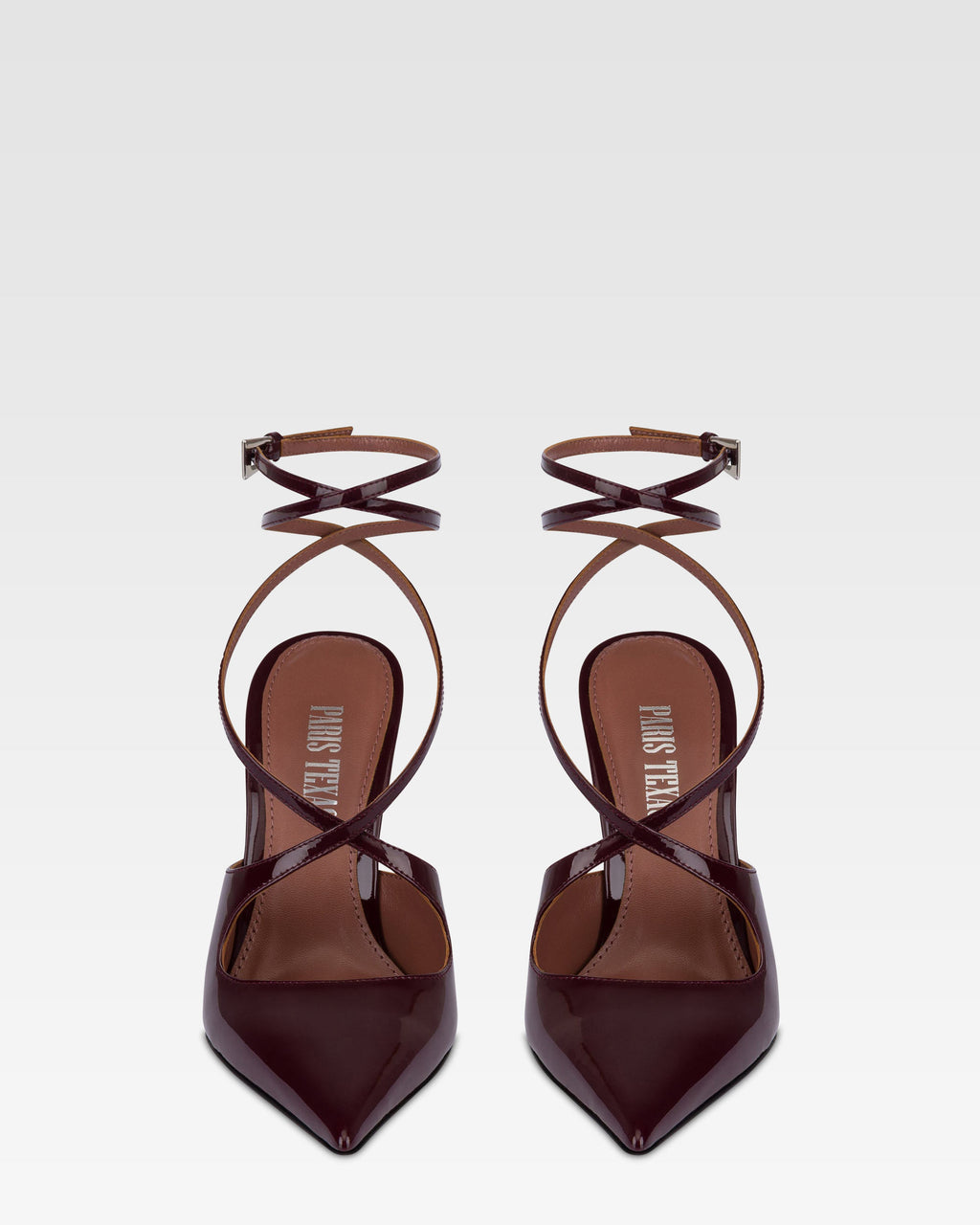 Zapatos de tacon con correa tobillera de charol de color <<rouge noir>>.