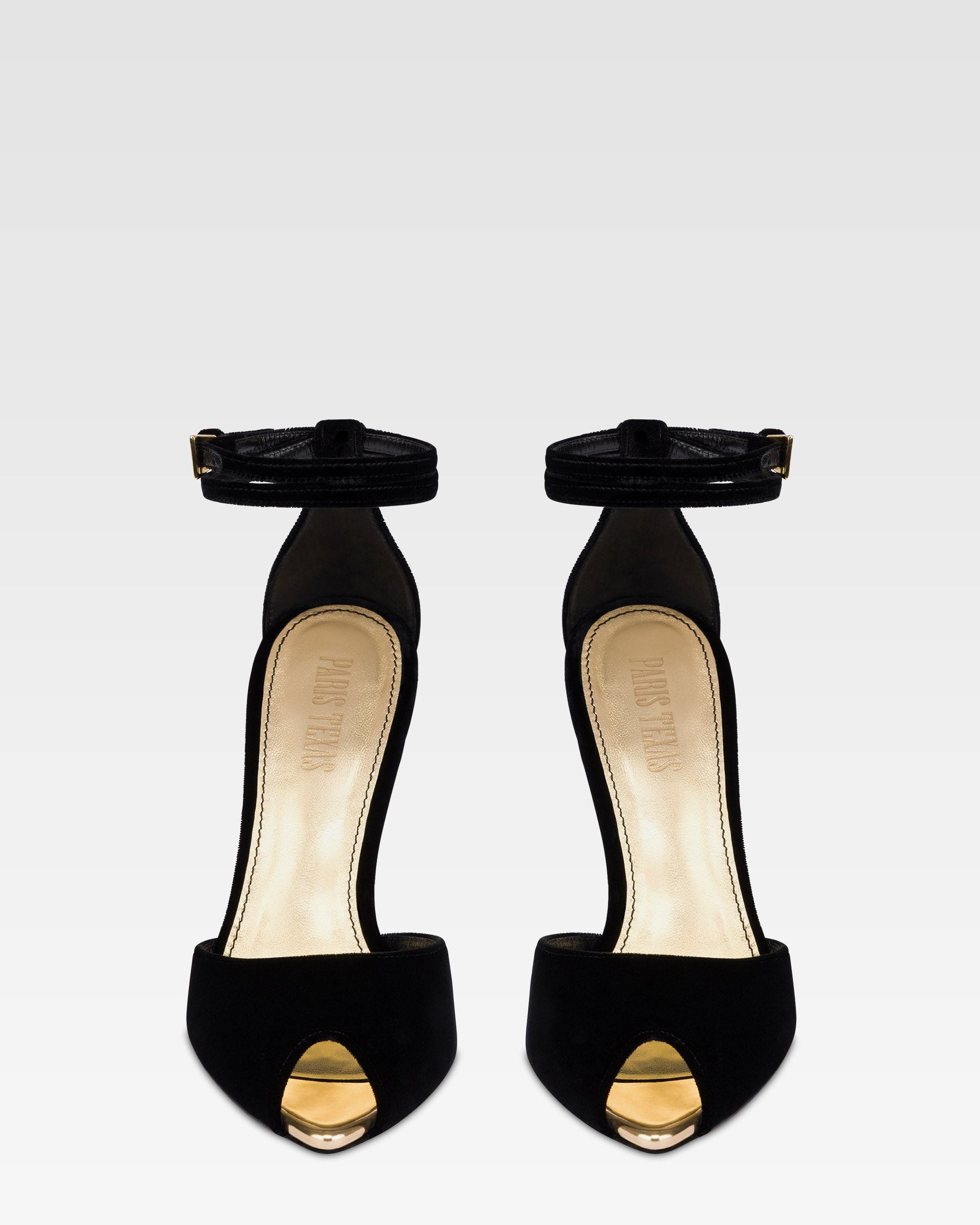 Sandalen aus schwarzem Samt mit goldenen Details.