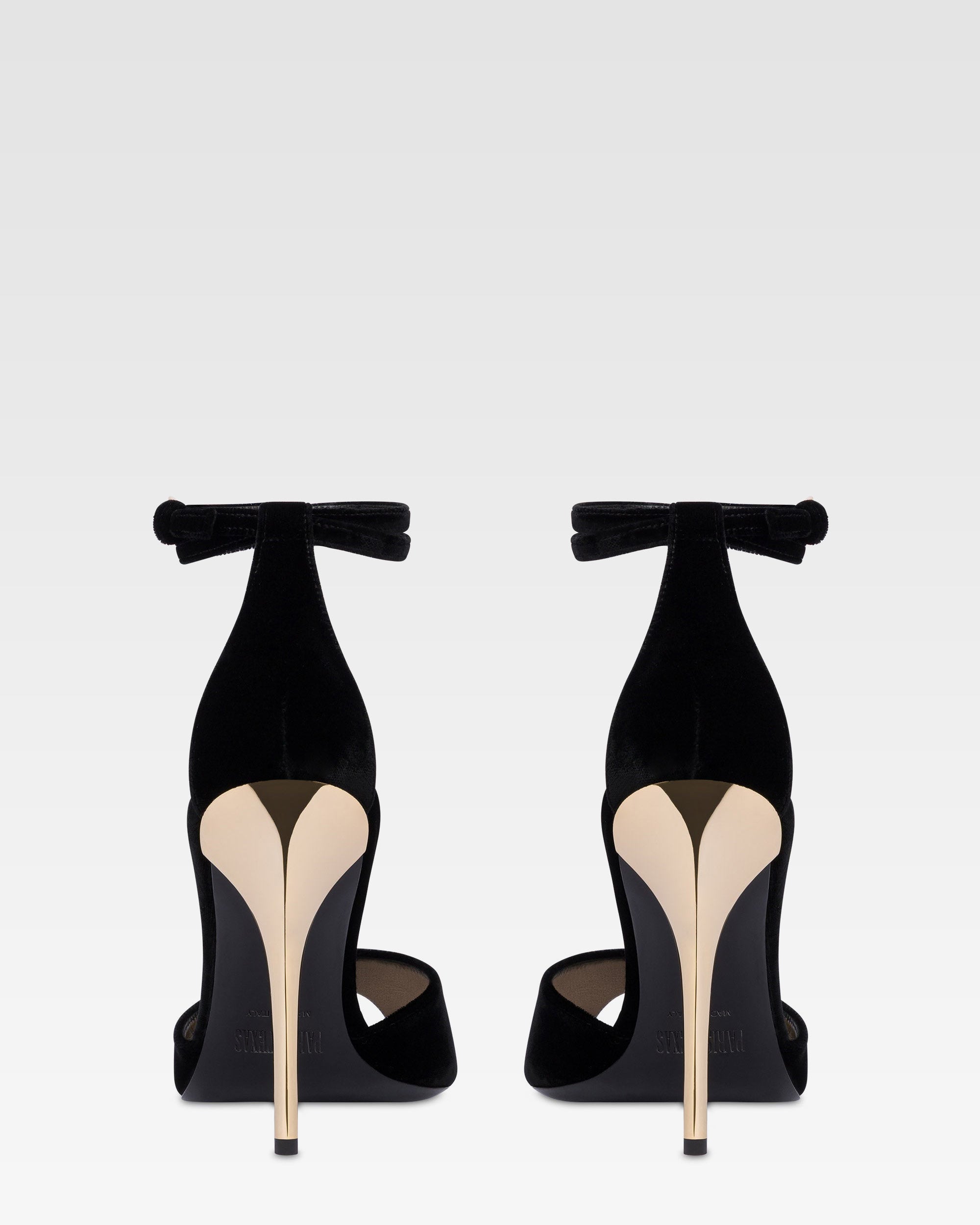 Sandalen aus schwarzem Samt mit goldenen Details.