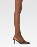 Zapatos destalonados de saten de color ebano con tachuelas.