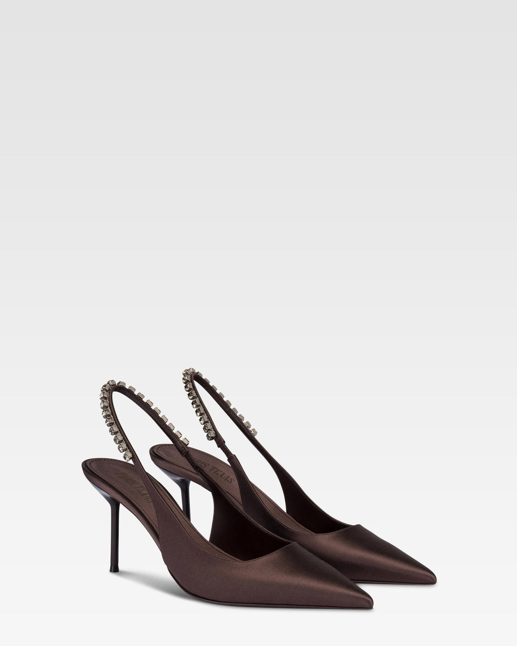 Zapatos destalonados de saten de color ebano con tachuelas.