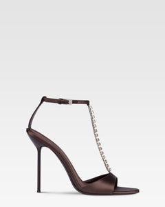 T-Riemchen-Sandalen aus tiefschwarzem Satin mit Nietendetails.