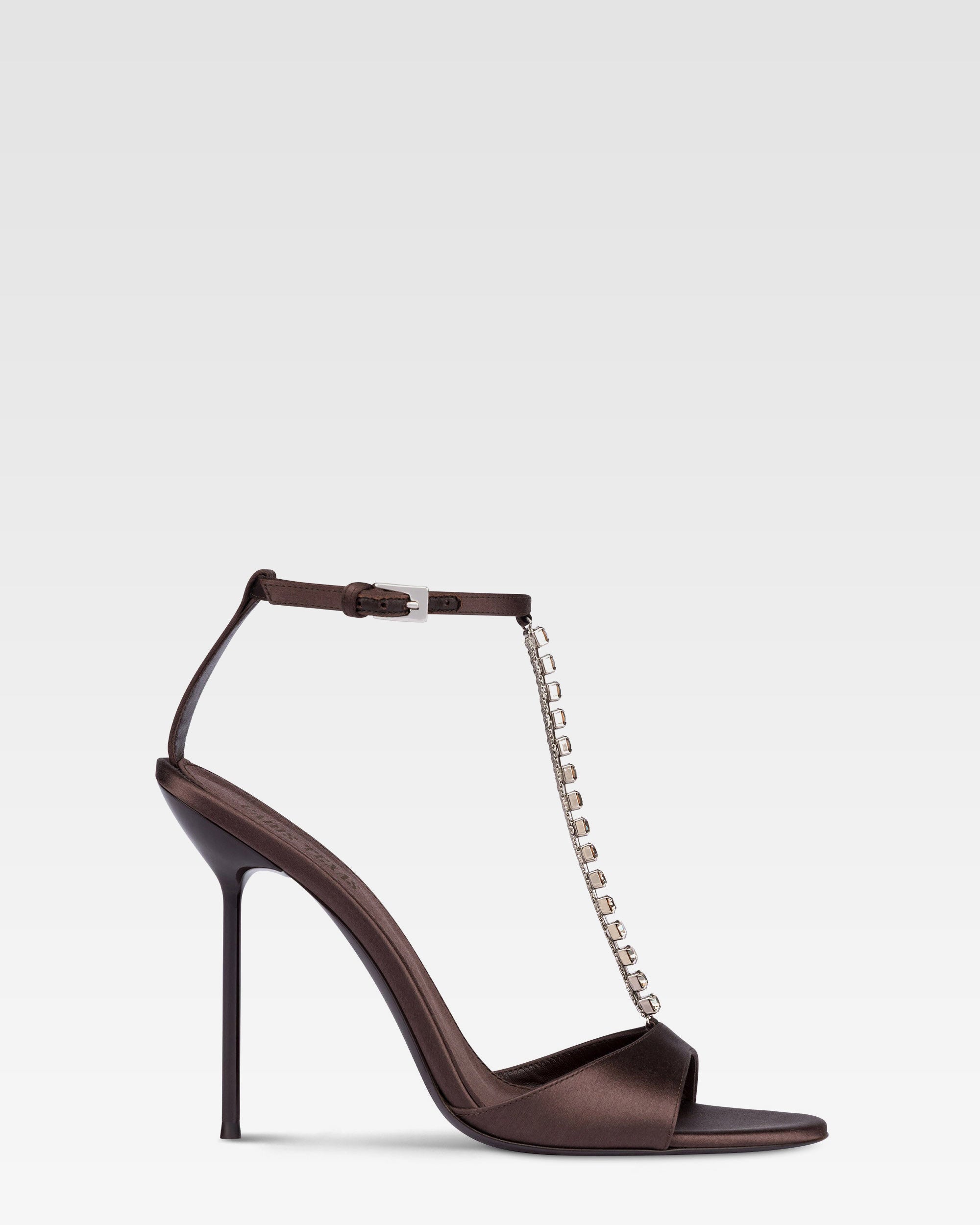 T-Riemchen-Sandalen aus tiefschwarzem Satin mit Nietendetails.