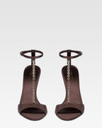 T-Riemchen-Sandalen aus tiefschwarzem Satin mit Nietendetails.