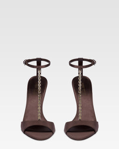 T-Riemchen-Sandalen aus tiefschwarzem Satin mit Nietendetails.