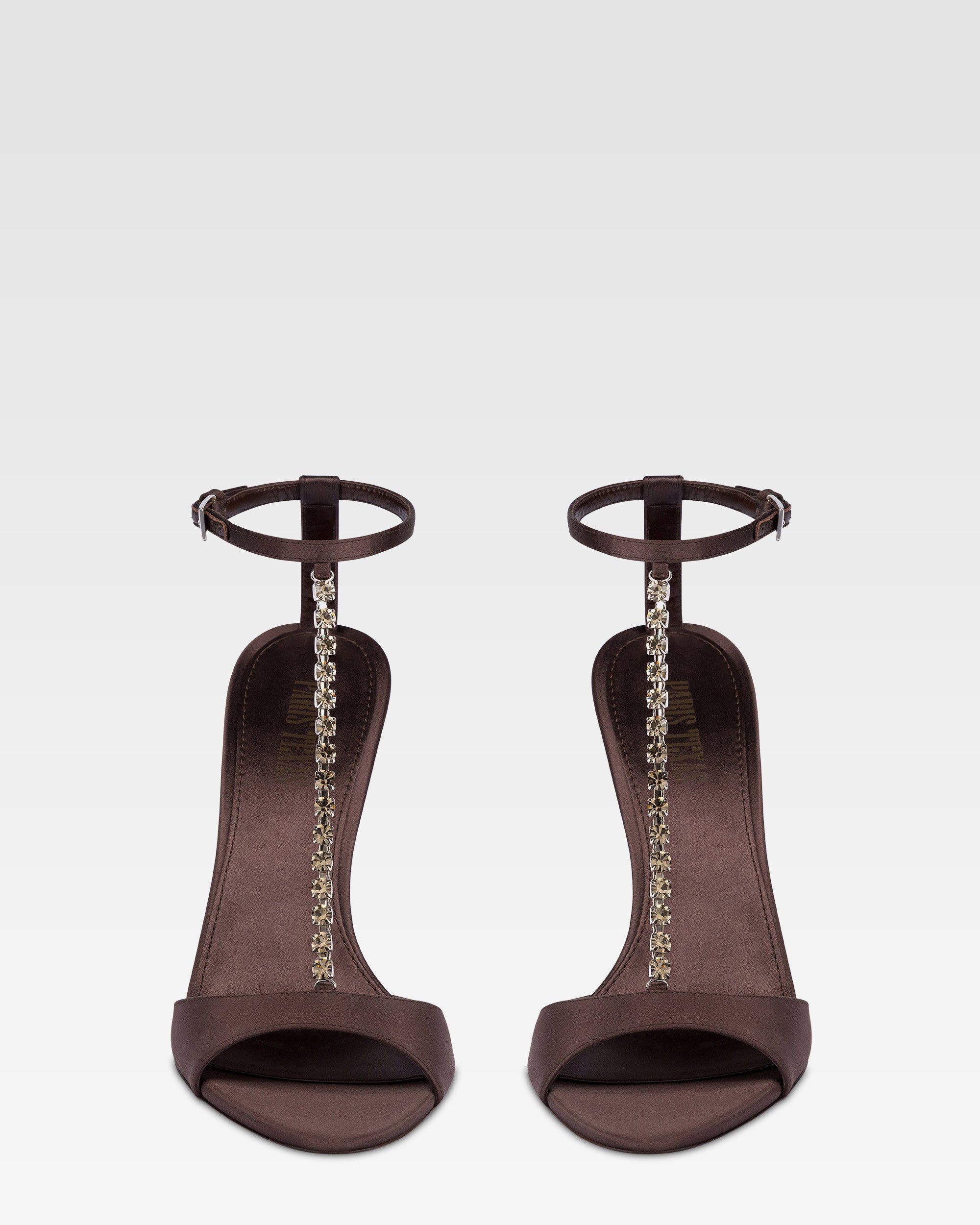 T-Riemchen-Sandalen aus tiefschwarzem Satin mit Nietendetails.