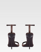 T-Riemchen-Sandalen aus tiefschwarzem Satin mit Nietendetails.